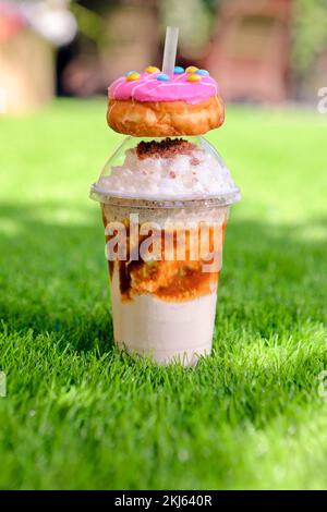 Bilder von Säften und Smoothies mit Donuts Stockfoto