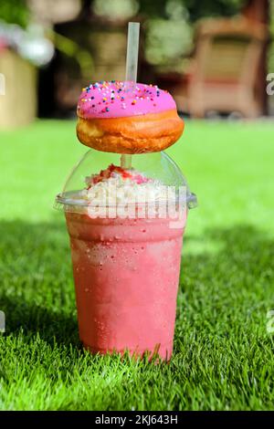 Bilder von Säften und Smoothies mit Donuts Stockfoto