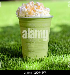 Bilder von Säften und Smoothies mit Donuts Stockfoto