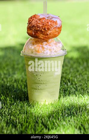 Bilder von Säften und Smoothies mit Donuts Stockfoto