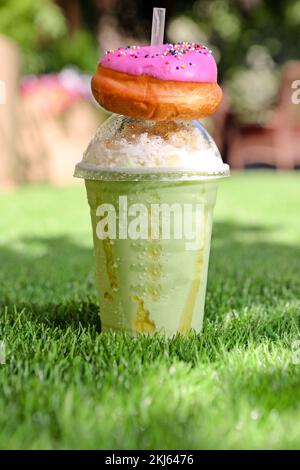 Bilder von Säften und Smoothies mit Donuts Stockfoto