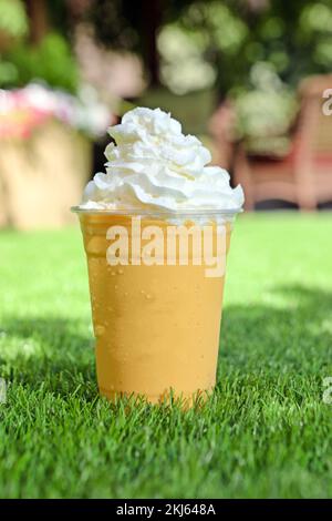 Bilder von Säften und Smoothies mit Donuts Stockfoto