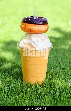 Bilder von Säften und Smoothies mit Donuts Stockfoto