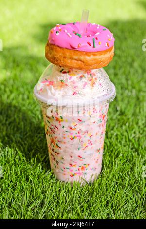 Bilder von Säften und Smoothies mit Donuts Stockfoto