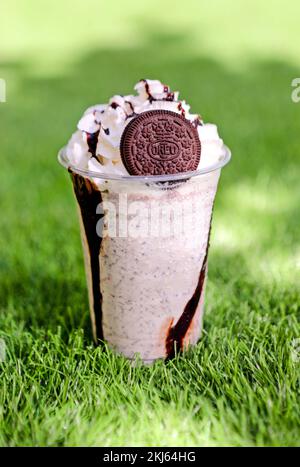 Bilder von Säften und Smoothies mit Donuts Stockfoto