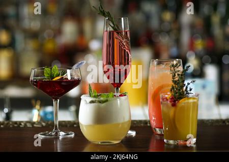 Bilder von Säften und Smoothies mit Donuts Stockfoto