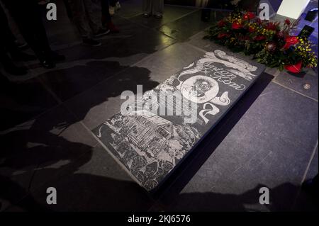 AMSTERDAM - der Gedenkstein für Anton de Kom in De Nieuwe Kerk am Vorabend des Unabhängigkeitstages der Republik Suriname. Anton de Kom war surinamesisch-niederländischer Schriftsteller, Freiheits- und Widerstandskämpfer. ANP EVERT ELZINGA niederlande raus - belgien raus Stockfoto