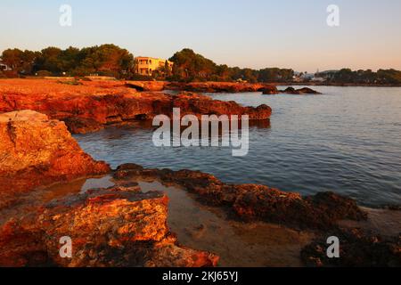 Felsformationen am Bombay Beach, Santa Eulalia, Ibiza, Spanien. Stockfoto