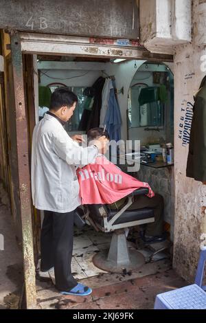 Straße Barber Hanoi Vietnam Stockfoto