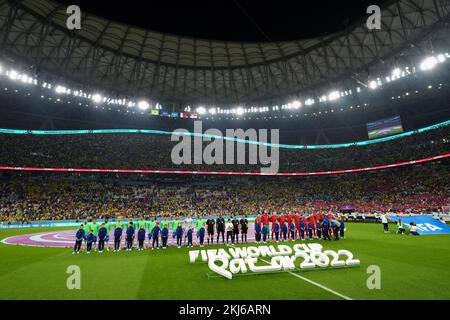 Im Lusail Stadium in Lusail, Katar, stellen sich brasilianische und serbische Spieler vor dem Spiel der Gruppe G der FIFA-Weltmeisterschaft auf. Foto: Donnerstag, 24. November 2022. Stockfoto