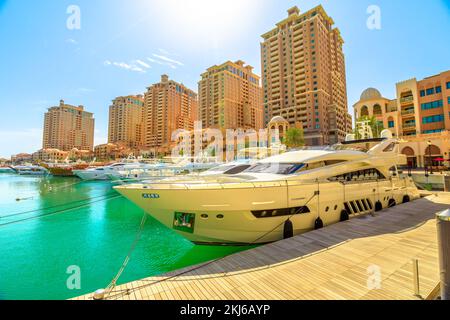 Doha, Katar - 18. Februar 2019: Luxuriöse Yachten und Boote, die an der Marina von Porto Arabia anlegen. Die Pearl-Qatar auf der künstlichen Insel Doha und ein beliebtes tou Stockfoto