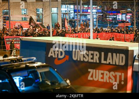 24. November 2022, Sachsen-Anhalt, Halle (Saale): Die Gegendemonstration findet direkt in Sicht und Hörweite einer AfD-Rallye am Riebeckplatz statt. Unter anderem hatte das Bündnis "Halle gegen die Rechte" dies gefordert. Foto: Heiko Rebsch/dpa Stockfoto