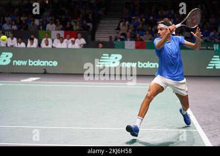 Malaga, Spanien. 24.. November 2022. Lorenzo Sonego aus Italien im Kampf gegen Frances Tiafoe aus den USA während des Davis-Pokals durch Rakuten Final 8 im Palacio de Deportes Martin Carpena. Endstand: Lorenzo Sonego 2:0 Frances Tiafoe. Kredit: SOPA Images Limited/Alamy Live News Stockfoto