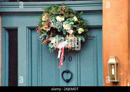 Weihnachtskranz an Tür Stockfoto