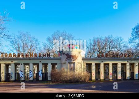 Tor zur Trabrennbahn Karlshorst, Berlin, Deutschland Stockfoto