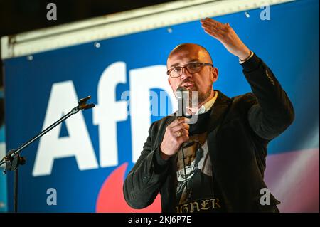 24. November 2022, Sachsen-Anhalt, Halle (Saale): AfD-Politiker Hans-Thomas Tillschneider spricht am Riebeckplatz für die AfD-Kundgebung unter dem Motto: "Für Frieden, Freiheit, Wohlstand". Foto: Heiko Rebsch/dpa Stockfoto