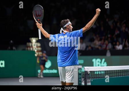 Malaga, Spanien. 24.. November 2022. Lorenzo Sonego aus Italien im Kampf gegen Frances Tiafoe aus den USA während des Davis-Pokals durch Rakuten Final 8 im Palacio de Deportes Martin Carpena. Endstand: Lorenzo Sonego 2:0 Frances Tiafoe. Kredit: SOPA Images Limited/Alamy Live News Stockfoto