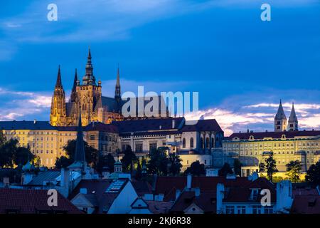 Prag, Tschechische Republik - 4. September 2022: Prager Skyline und Prager Burg bei Sonnenuntergang Stockfoto