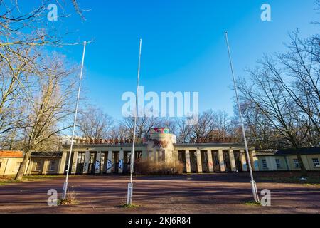 Tor zur Trabrennbahn Karlshorst, Berlin, Deutschland Stockfoto