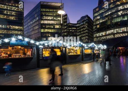 Weihnachtsmarkt am Fluss in London Bridge City. Stockfoto