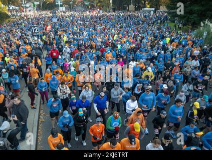 Sacramento, Kalifornien, USA. 24.. November 2022. Läufer starten den 10k-km-Lauf während des Laufs „Feed the Hungry“ in Sacramento am Donnerstag, den 24. November 2022. (Kreditbild: © Paul Kitagaki Jr./ZUMA Press Wire) Stockfoto