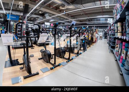 Cuneo; Italien - 22. November 2022: Große Auswahl an Heimfahrrädern für Indoor-Fahrrad-Übungen in der Fitnessabteilung in italienischem Zehnkampf Stockfoto