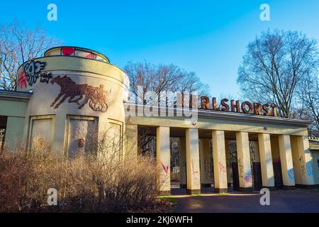 Tor zur Trabrennbahn Karlshorst, Berlin, Deutschland Stockfoto