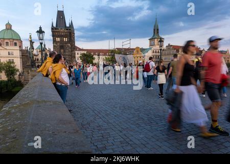 Prag, Tschechische Republik - 4. September 2022: Menschen auf der Karlsbrücke, mit altem Brückenturm im Hintergrund Stockfoto