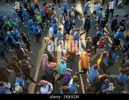 Sacramento, Kalifornien, USA. 24.. November 2022. Läufer starten den 10k. Lauf zum Füttern hungriger in Sacramento, Donnerstag, 24. November 2022. (Kreditbild: © Paul Kitagaki Jr./ZUMA Press Wire) Stockfoto