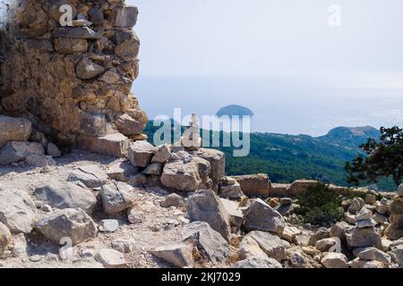 Ein Stapel Zen Steine, ein Stapel Steine auf dem Gipfel des Berges. Ein Haufen Felsen, Steine und Berge. Ausgewogener Stein für Meditation, Zen-Yoga, Beruhigung Stockfoto