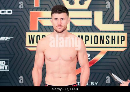 24. November 2022: NEW YORK, NY - 24. NOVEMBER: Natan Schulte posiert auf der Waage während der PFL 10: 2022: Gewichtung im Hulu Theater am 24. November 2022 in New York City, New York, USA. (Kreditbild: © Diego Ribas/PX Imagens via ZUMA Press Wire) Stockfoto