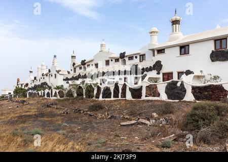 TIAS, LANZAROTE, KANARISCHE INSELN - 23. JULI 2022: Los Villarreales Wohnapartments mit ungewöhnlicher Architektur des Designers Antonio Padron Barrera. Stockfoto