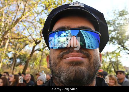 New York, USA. 24.. November 2022. Bluey, ein neuer Ballon, spiegelt sich in den Spiegellinsen eines NYPD-Hilfsoffiziers im Central Park West während der 96.. Jährlichen Macy's Thanksgiving Day Parade in New York, NY, am 24. November 2022 wider. (Foto: Anthony Behar/Sipa USA) Guthaben: SIPA USA/Alamy Live News Stockfoto