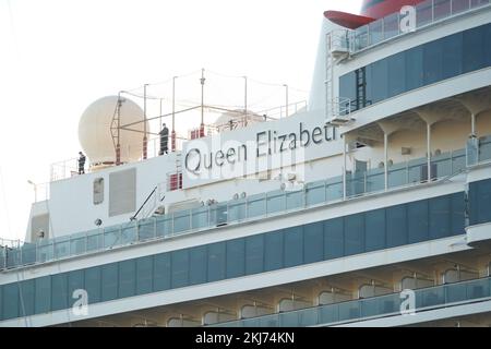 Die Queen Elizabeth Transatlantic macht einen Zwischenstopp im Hafen der Stadt A Coruña. Es war ein Seeschiff, das von Cunard Line betrieben wurde. Stockfoto