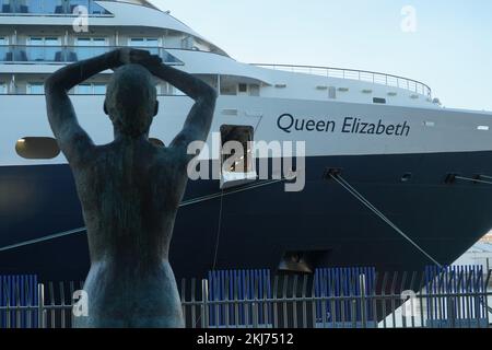 Die Queen Elizabeth Transatlantic macht einen Zwischenstopp im Hafen der Stadt A Coruña. Es war ein Seeschiff, das von Cunard Line betrieben wurde. Stockfoto