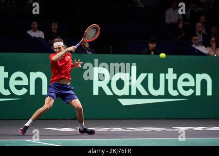 Malaga, Spanien. 24.. November 2022. Taylor Fritz aus den USA im Kampf gegen Lorenzo Musetti aus Italien während des Davis-Pokals von Rakuten Final 8 im Palacio de Deportes Martin Carpena. Endstand: Lorenzo Musetti 0:2 Taylor Fritz. Kredit: SOPA Images Limited/Alamy Live News Stockfoto