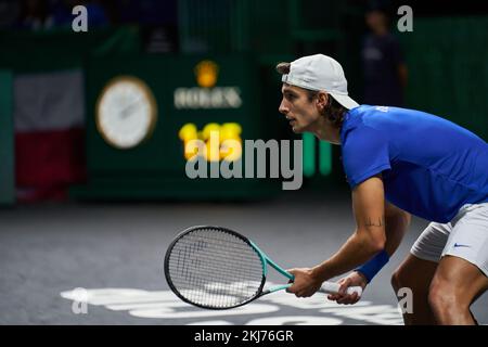 Malaga, Spanien. 24.. November 2022. Lorenzo Musetti aus Italien im Kampf gegen Taylor Fritz aus den USA während des Davis-Pokals von Rakuten Final 8 im Palacio de Deportes Martin Carpena. Endstand: Lorenzo Musetti 0:2 Taylor Fritz. Kredit: SOPA Images Limited/Alamy Live News Stockfoto