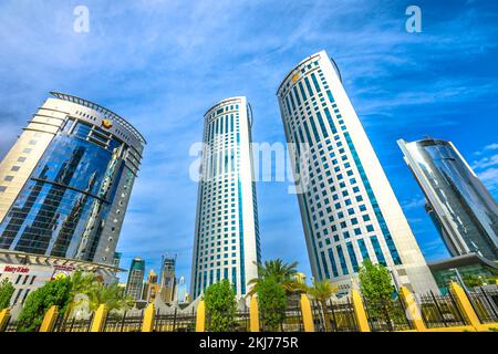 Doha, Katar - 17. Februar 2019: Alfardan Towers in Minestery and Embassy Area, West Bay Handelsviertel. Verglaste moderne Wolkenkratzer in Doha Stockfoto