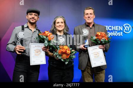 Berlin, Deutschland. 24.. November 2022. Die Preisträger (l-r) Chia Rabiei aus Würzburg, Sarah Jacobi aus Stuttgart und Thomas Weis aus Rüdesheim am Rhein treten bei der Preisverleihung 21. des „XY Award - Together Against Crime“ im ZDF-Hauptstudio auf. Die Preisträger werden für ihren vorbildlichen Zivilcourage geehrt. Die Preise erhalten jeweils · 10.000 €. Kredit: Bernd von Jutrczenka/dpa/Alamy Live News Stockfoto