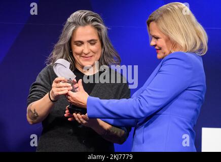 Berlin, Deutschland. 24.. November 2022. Nancy Faeser (r, SPD), Bundesministerin für Inneres und Inneres, überreicht den Preis an die Preisträgerin Sarah Jacobi aus Stuttgart bei der Preisverleihung 21. des „XY-Preises - Together Against Crime“ im ZDF-Hauptstubwerk. Die Preisträger werden für ihren vorbildlichen Zivilcourage geehrt. Die Preise erhalten jeweils · 10.000 €. Jacobis Intervention verhinderte einen geplanten Kindesmissbrauch. Kredit: Bernd von Jutrczenka/dpa/Alamy Live News Stockfoto