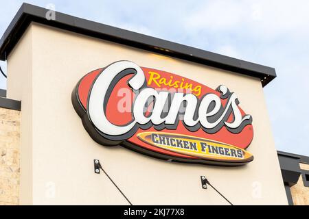 Raising Cane's ist eine amerikanische Fast-Food-Restaurantkette, die sich auf Chicken Fingers spezialisiert hat. Stockfoto