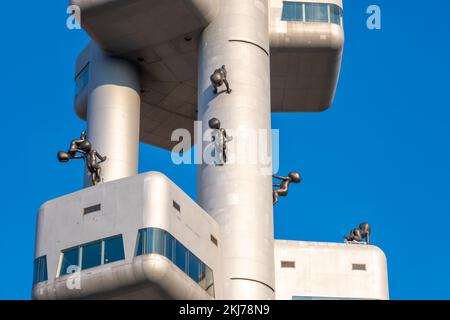 Prag, Tschechische Republik - 5. September 2022: Miminka (Babies) vom Künstler David Cerny, der auf dem Zizkov Fernsehturm krabbelt Stockfoto