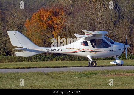 Deutschland, Bayern, Mühldorf am Inn: D-MXRH Flight Design CTLS am Mühldorf-Flugplatz. Stockfoto