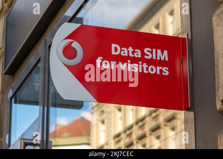 Prag, Tschechische Republik - 4. September 2022: Vodafone-Schild für SIM-Karte außerhalb eines Einzelhandelsgeschäfts Stockfoto