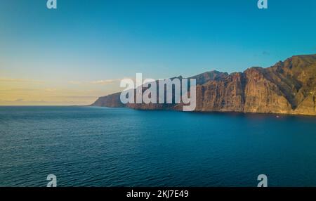 Luftaufnahme der Los Gigantes Klippen bei Sonnenuntergang auf Teneriffa, Kanarische Inseln. Stockfoto