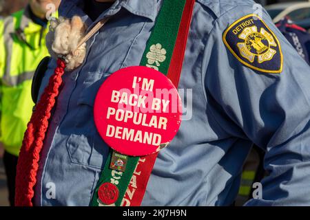 Detroit, Michigan, USA. 24.. November 2022. Mitglied der Feuerwehr von Detroit bei Detroits Thanksgiving Day Parade, offiziell Amerikas Thanksgiving Parade. Kredit: Jim West/Alamy Live News Stockfoto