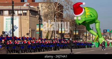 Detroit, Michigan, USA. 24.. November 2022. Der Kermit-Frosch-Ballon in Detroits Thanksgiving-Parade, offiziell Amerikas Thanksgiving-Parade. Kredit: Jim West/Alamy Live News Stockfoto