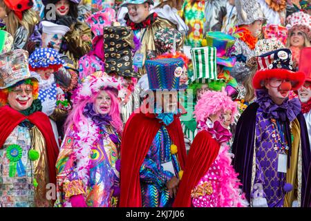 Detroit, Michigan, USA. 24.. November 2022. Clowns posieren für ein Foto vor Detroits Thanksgiving Day Parade, offiziell Amerikas Thanksgiving Parade. Kredit: Jim West/Alamy Live News Stockfoto