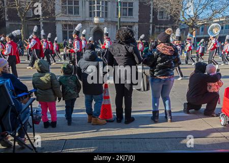 Detroit, Michigan, USA. 24.. November 2022. Eine Familie schaut sich Detroits Thanksgiving Day Parade an, offiziell Amerikas Thanksgiving Parade. Kredit: Jim West/Alamy Live News Stockfoto