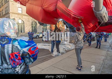 Detroit, Michigan, USA. 24.. November 2022. Vor der Thanksgiving Day Parade in Detroit, der offiziellen Thanksgiving Parade in Amerika, bereiten die Arbeiter einen Ballon vor. Kredit: Jim West/Alamy Live News Stockfoto